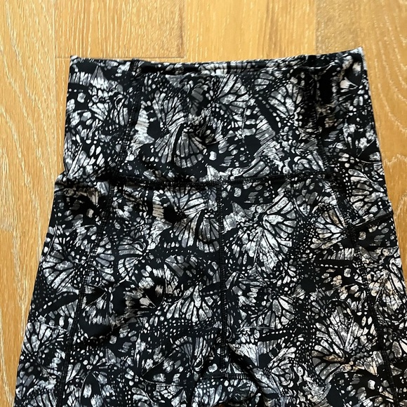 High Waist Black and White Leggings with Abstract Print - Picture 2 of 7